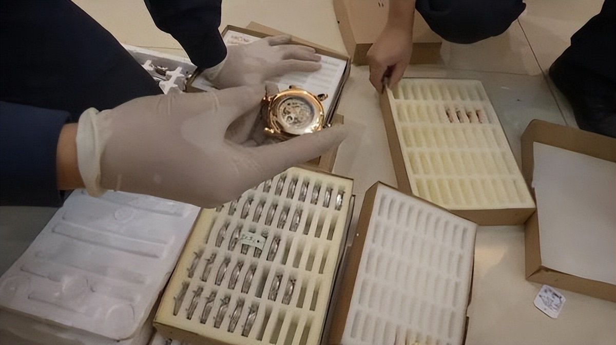 团伙伪造授权在20余家商场设专柜卖假品牌表，涉案五千多万