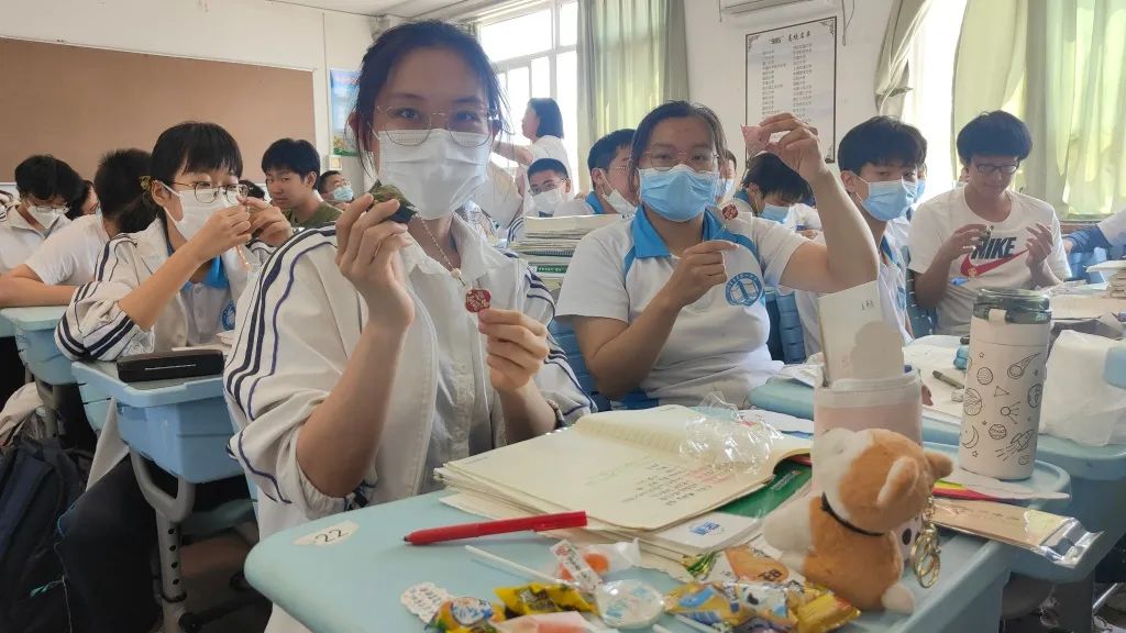 刚刚，青岛5万多勇士霸气走进战场！少年，此去何求？夺盛名、拔头筹、争魁首、独占鳌头！