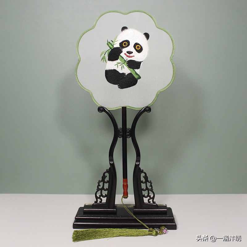 给外国朋友带中国风的礼物比较好,出国适合带的小礼物