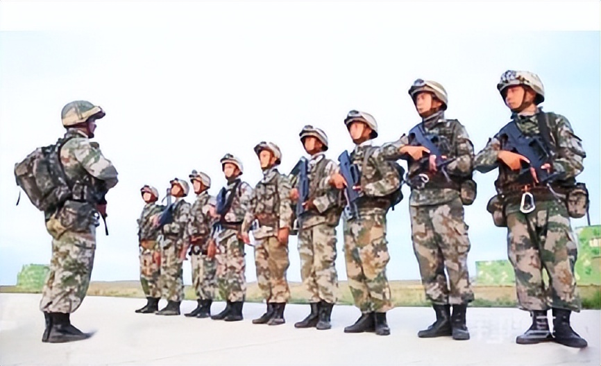 刚刚进队伍的新兵发武器吗,刚入伍的都配发什么枪