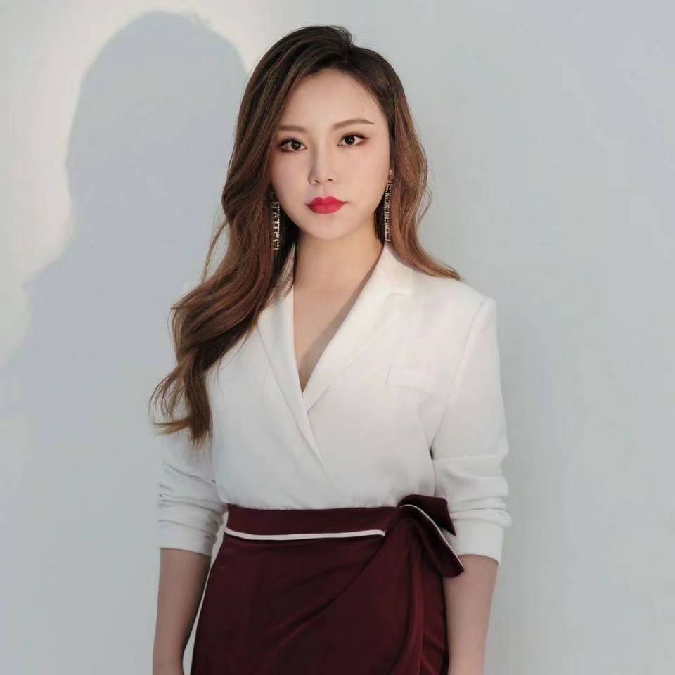 我，四川女孩，曾是五星级酒店前台，后来创业开店，赚钱买房买车