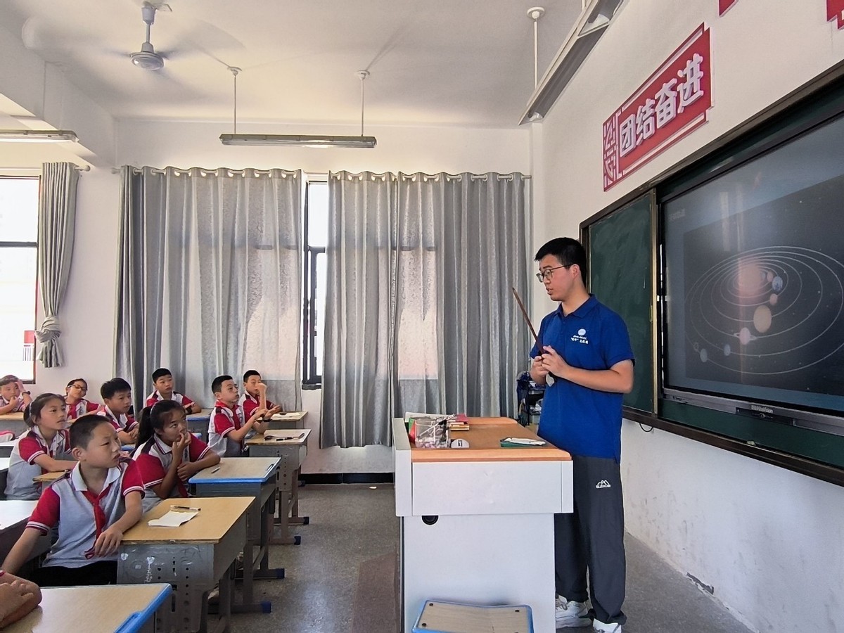 湖北学子三下乡一路同行情暖童心,湖北优师学子三下乡