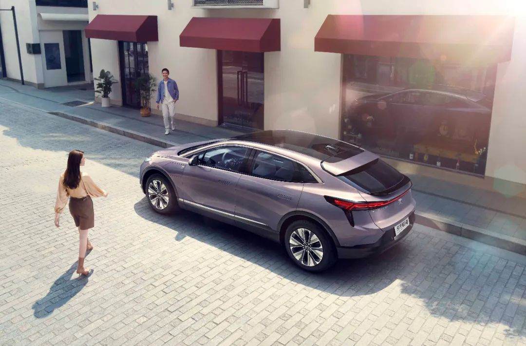 颜值和配置真的能打，别克E4纯电轿跑SUV上市