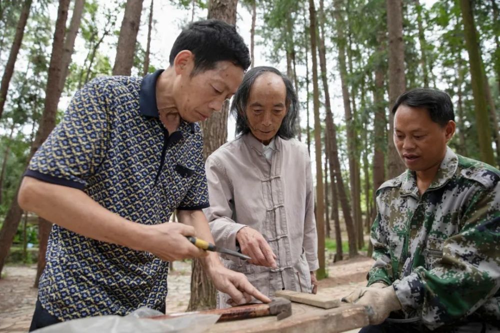 贵州80岁老人隐居深山打造古城,贵州一老人隐居在古堡30年