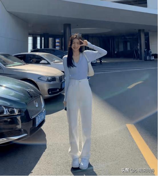 今夏超火的白裤子,究竟搭玛丽珍鞋还是小白鞋?穿对就很时髦