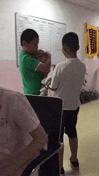 女孩子看起来外表美丽，其实裤袜已经掉到大腿根了！哈哈哈