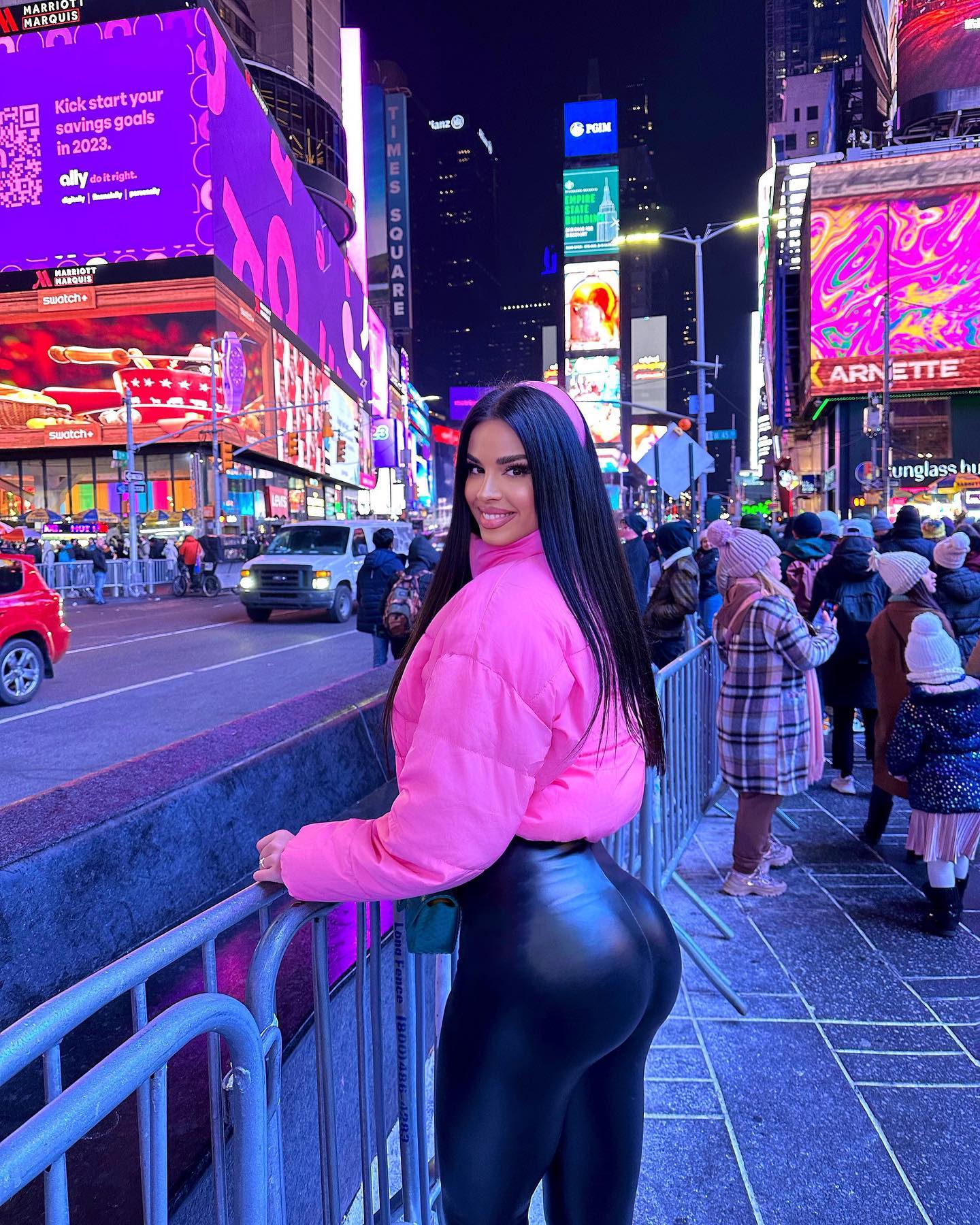 “世界杯最火辣球迷”变成名媛！参加小李子的派对，穿镂空衣太燃