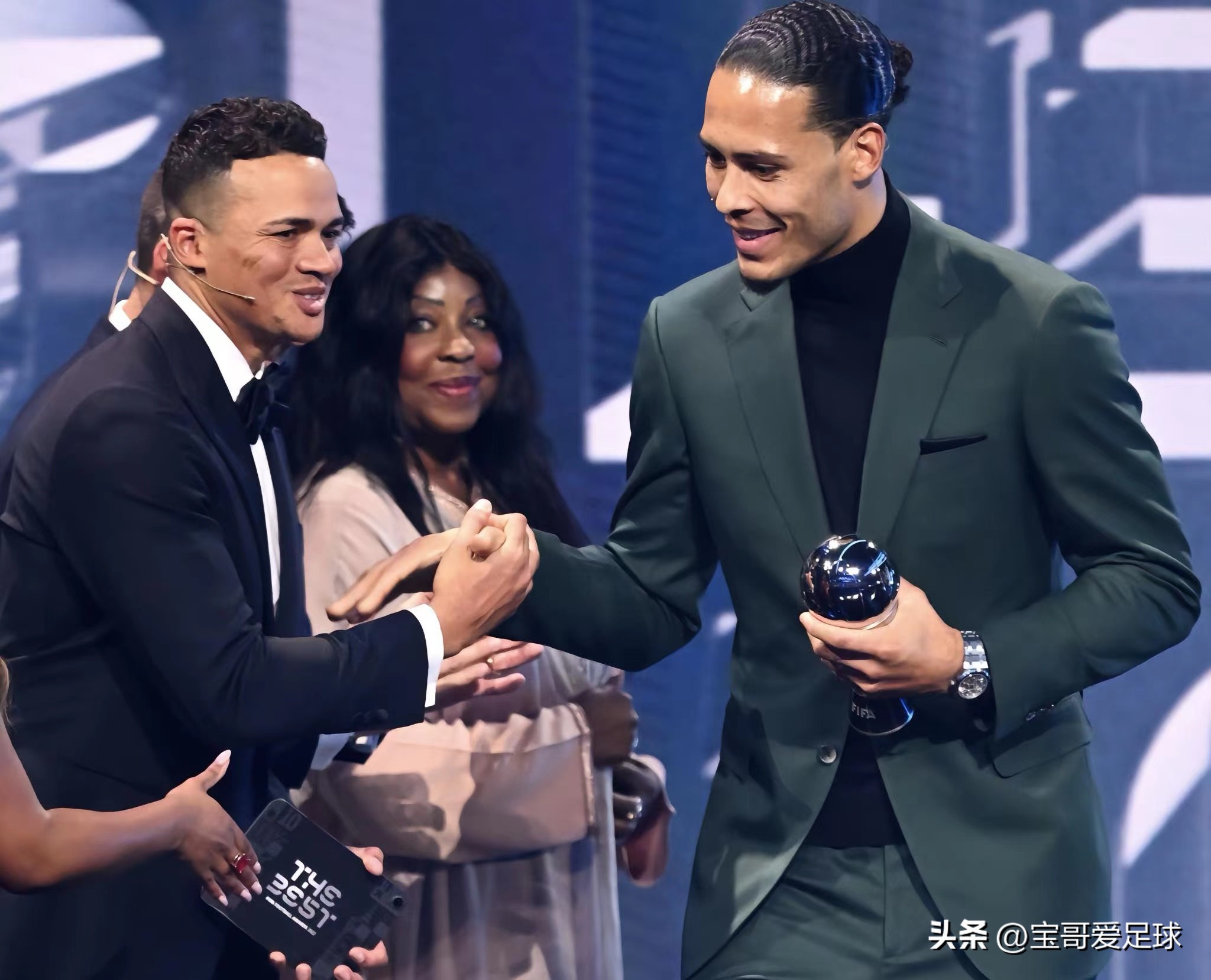 国际足联2022最佳阵容引争议，网友：这阵容前面进4个，后面漏8个