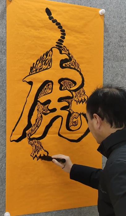 怪笔大叔倒写书法,怪笔大叔一笔倒写书法点评