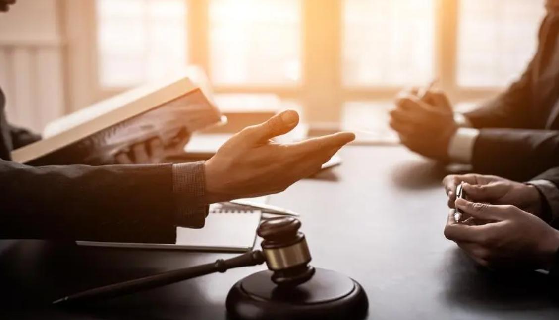 共犯的处罚根据共犯独立性,比较共犯从属理论和共犯独立理论