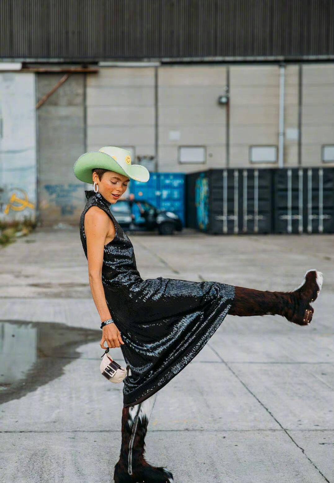 时尚人士必备的秋冬战靴,尖头靴子是秋季时尚圈的必备战靴