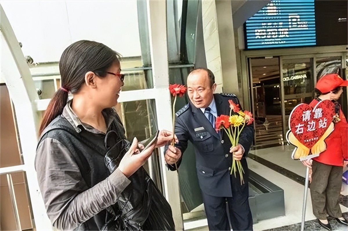 19年，一90岁老人坐在公交车上不肯走！一查是毛主席接见过的劳模