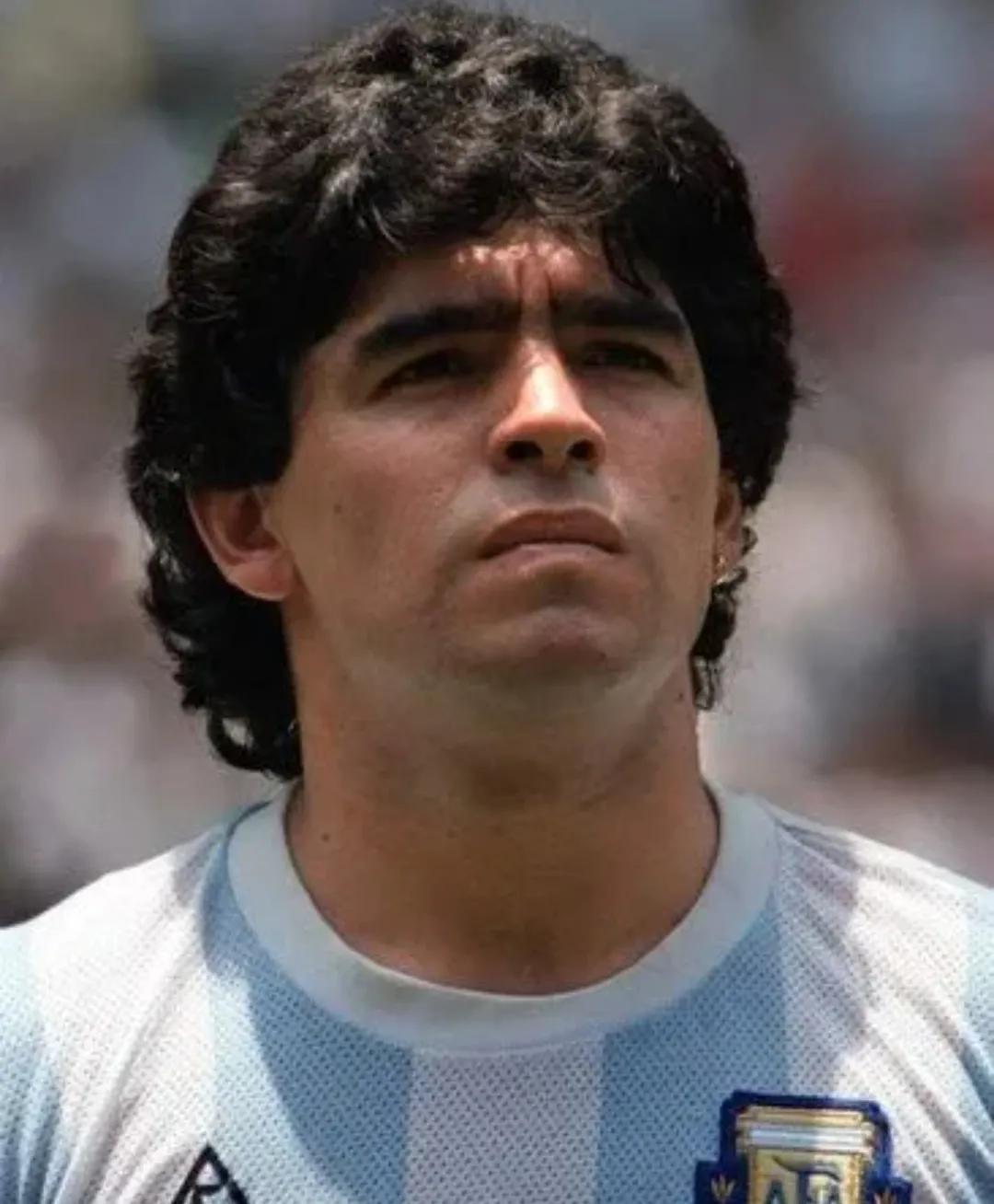 上帝在俯看他所热爱的足球