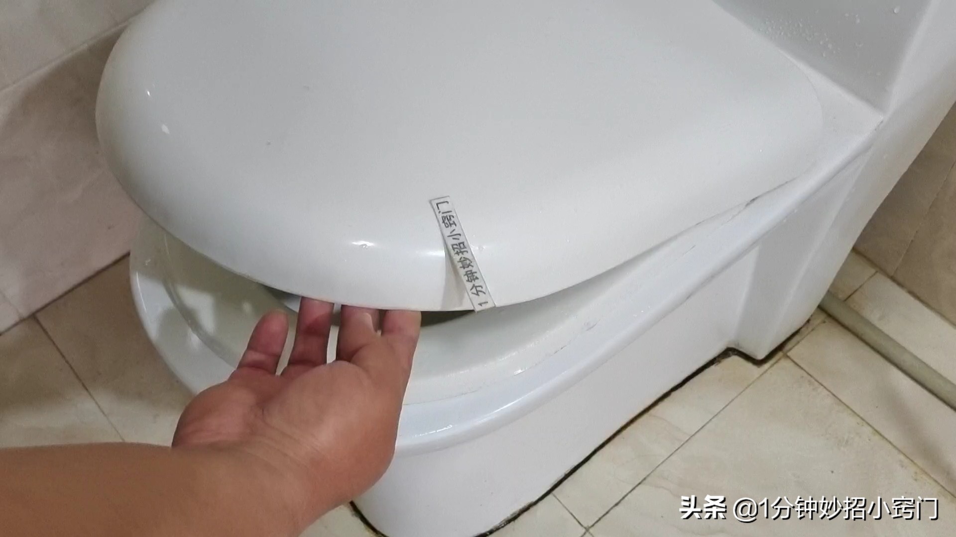 马桶放一个窗帘挂钩真是厉害,马桶上放一个窗帘挂钩