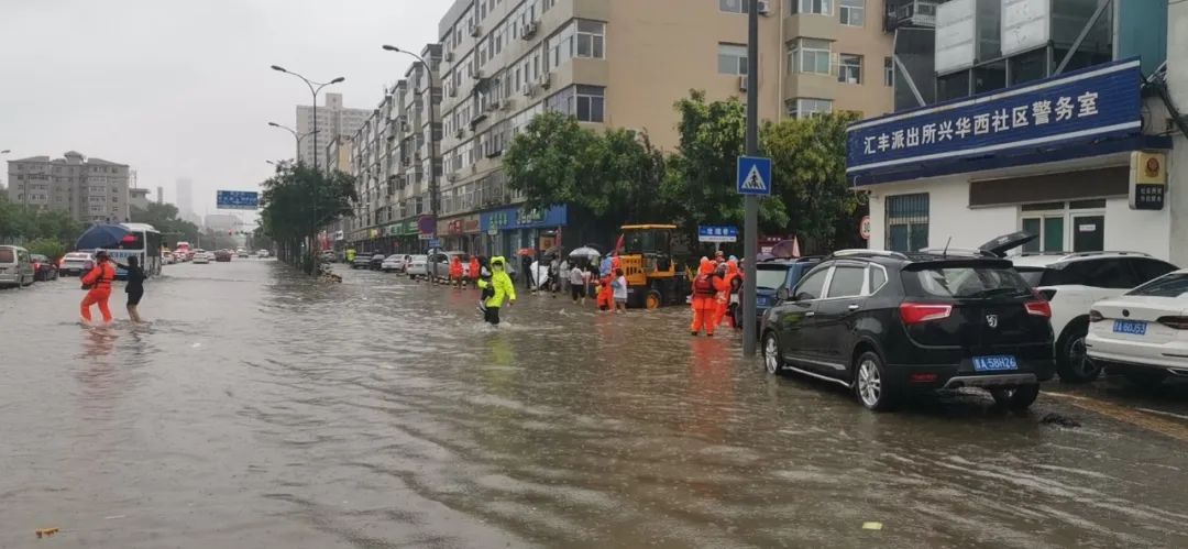 太原交警：窗外下着雨，我在守护你
