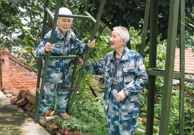 身穿15元鞋子老人向社会捐款1000万,老人穿15元鞋给家乡捐款1000万