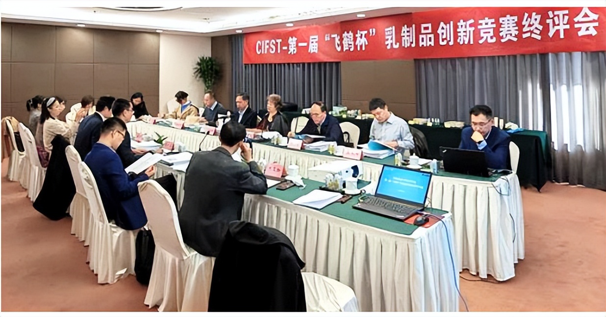 高校学子把乳制品“玩”出新花样CIFST—第一届“飞鹤杯”乳制品创新竞赛终评会举办