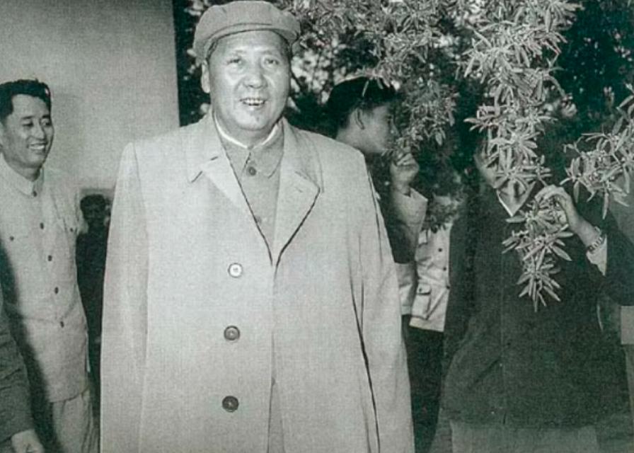 52年毛主席游孔庙，对旁人打趣地说道：我考考你们，孔子姓什么？