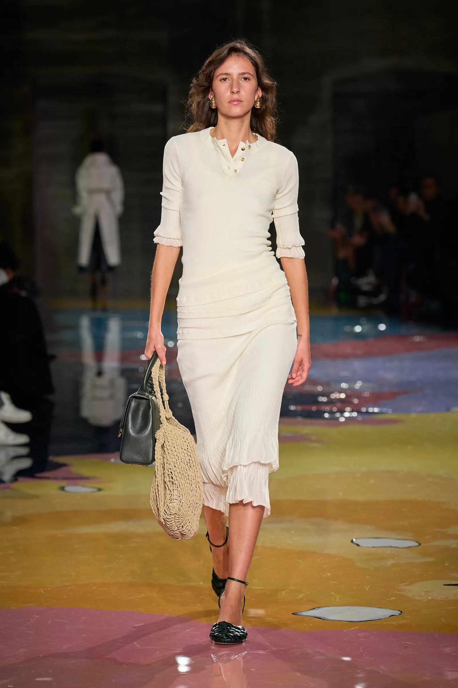 从《王冠》到《白莲花大饭店》，女主穿搭就是你23春夏时尚教科书