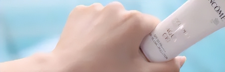 男t恤搭牛仔裤加皮带有哪些穿法,t恤配裤子的时髦穿法