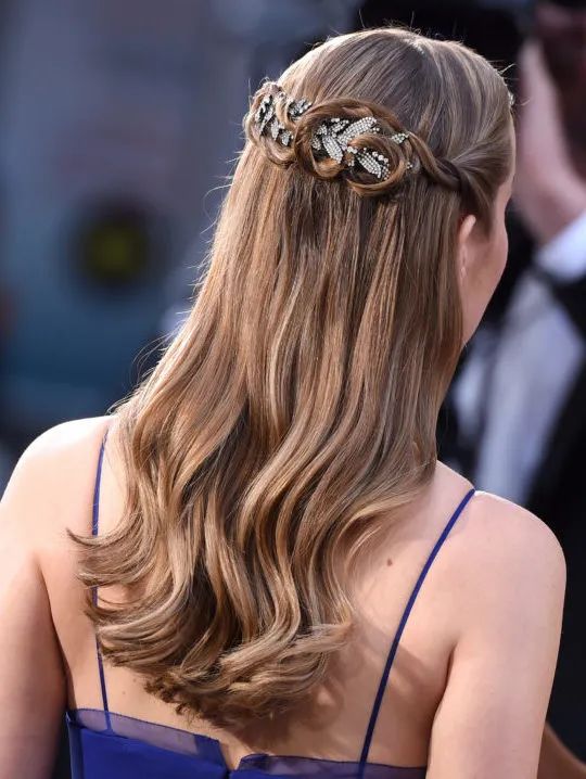 王冠要怎么戴才不会压塌头发,王冠头饰戴法