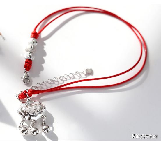 女孩脚踝上系红绳铜钱是什么意思,有多少女孩脚踝系红绳