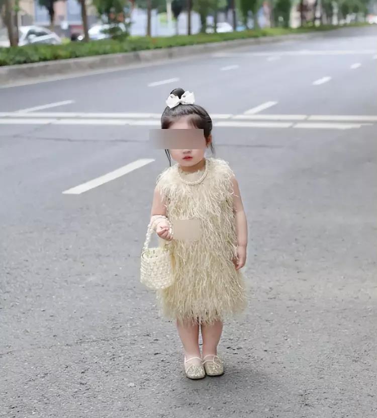 妈妈在地铁上为女孩拍摄成人视频的视频，刷爆软色情无数！