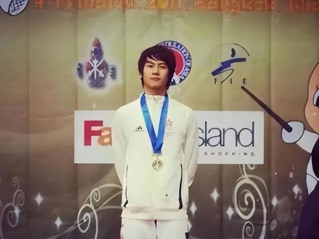 王嘉尔近日活动状态,王嘉尔素颜憔悴