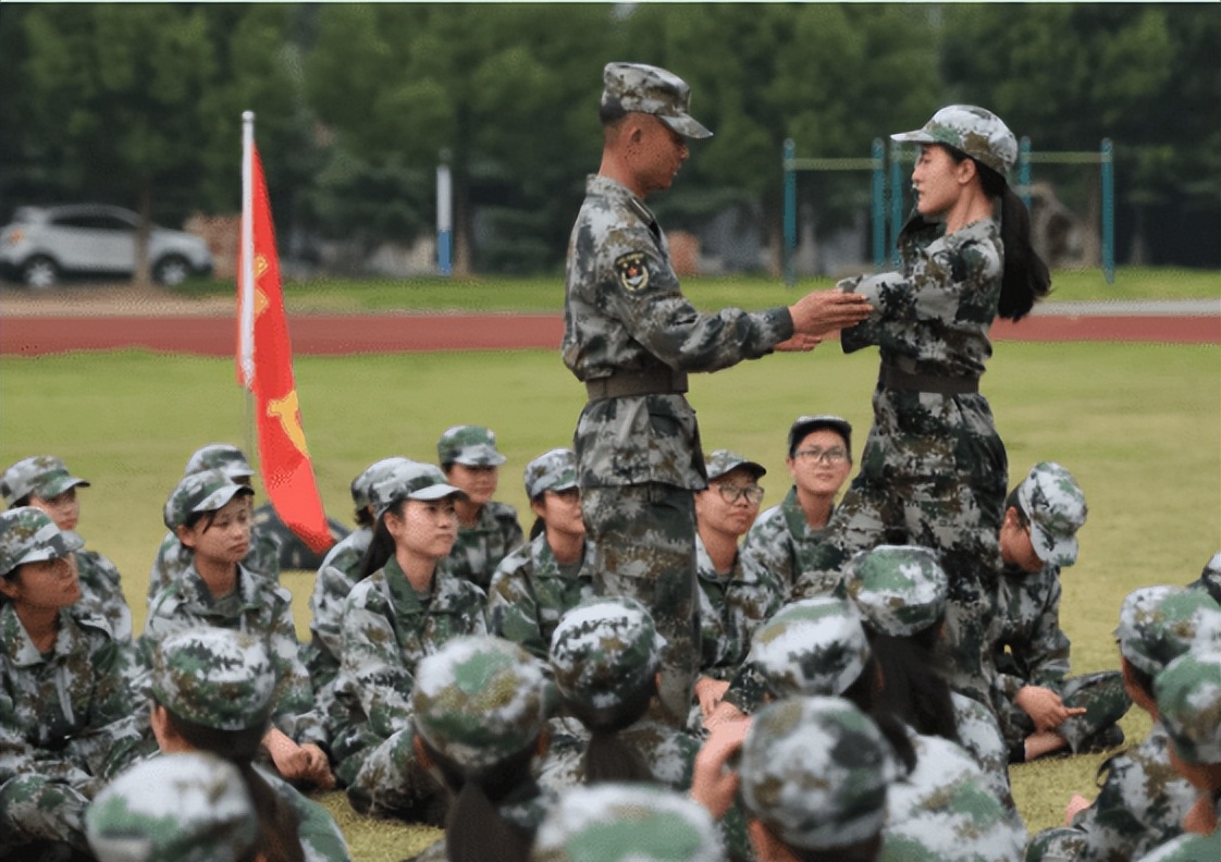 高校回应军训期间喝烟灰水,广东学生军训逼疯教官