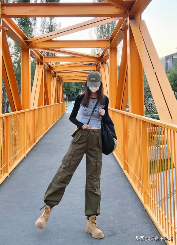 今年特流行工装裤时尚百搭又有型,工装裤女卡其色搭配红色平底鞋