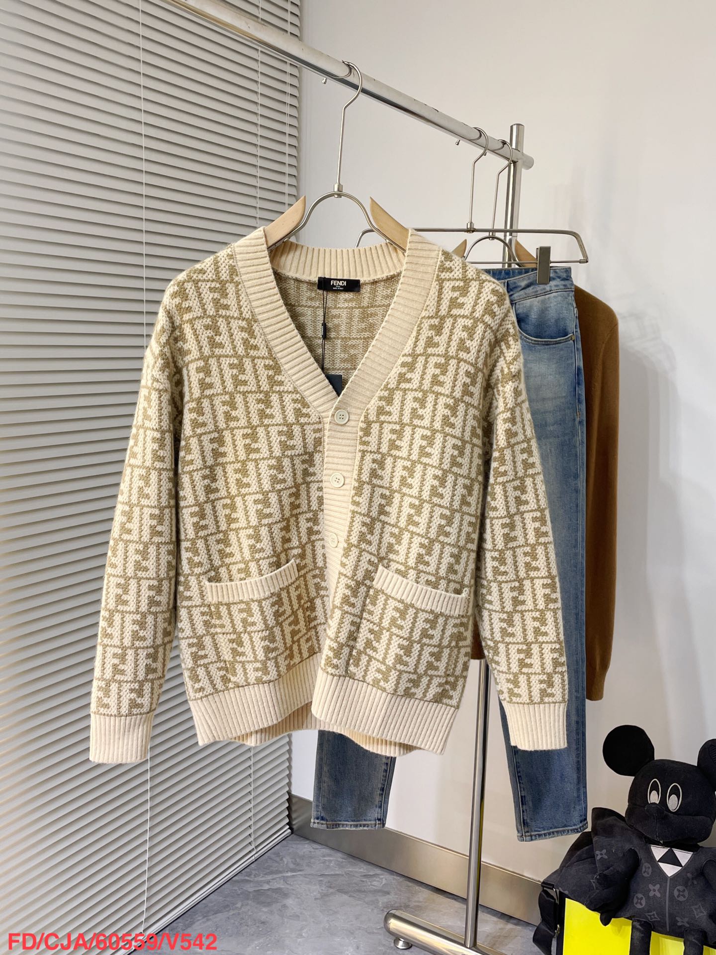 Fendi芬迪2023秋冬高级定制系列,FENDI芬迪全皮限量款大象灰花朵