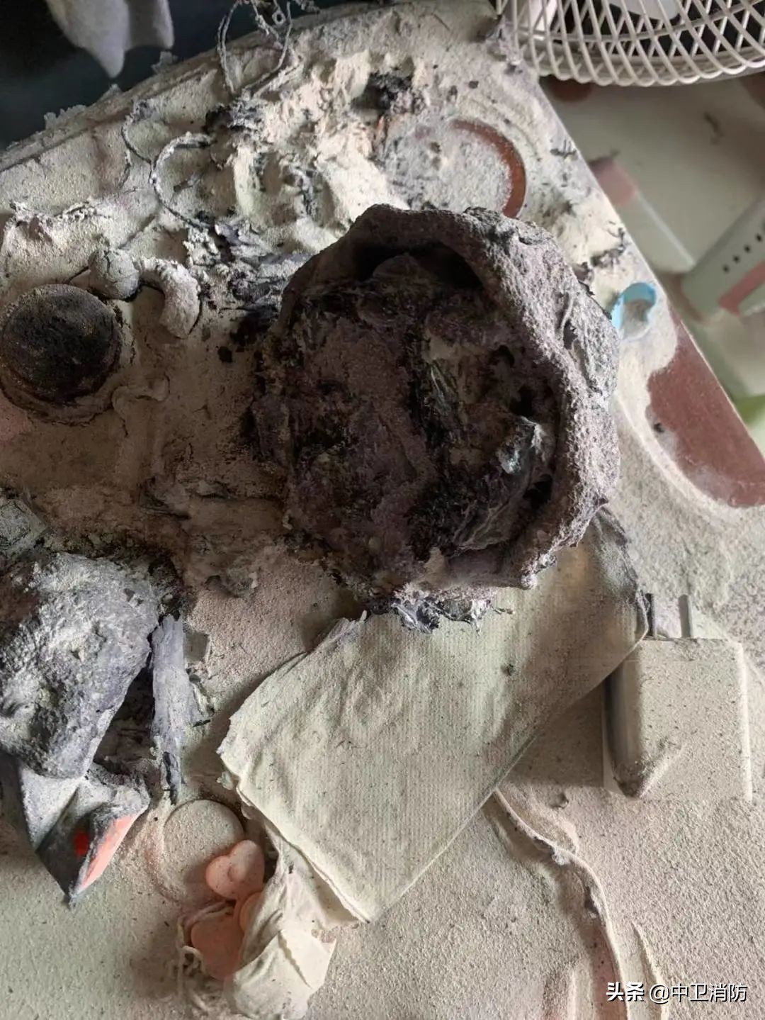 玩具娃娃睡觉摔下床,一个电动玩具给娃娃吓坏了