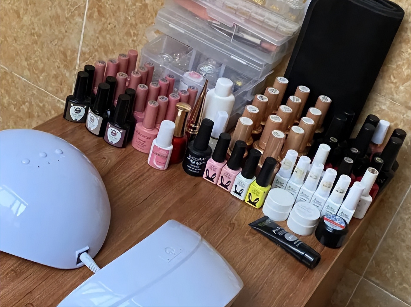 女大学生宿舍美甲月入两万,六名女生在宿舍做美甲月入过万