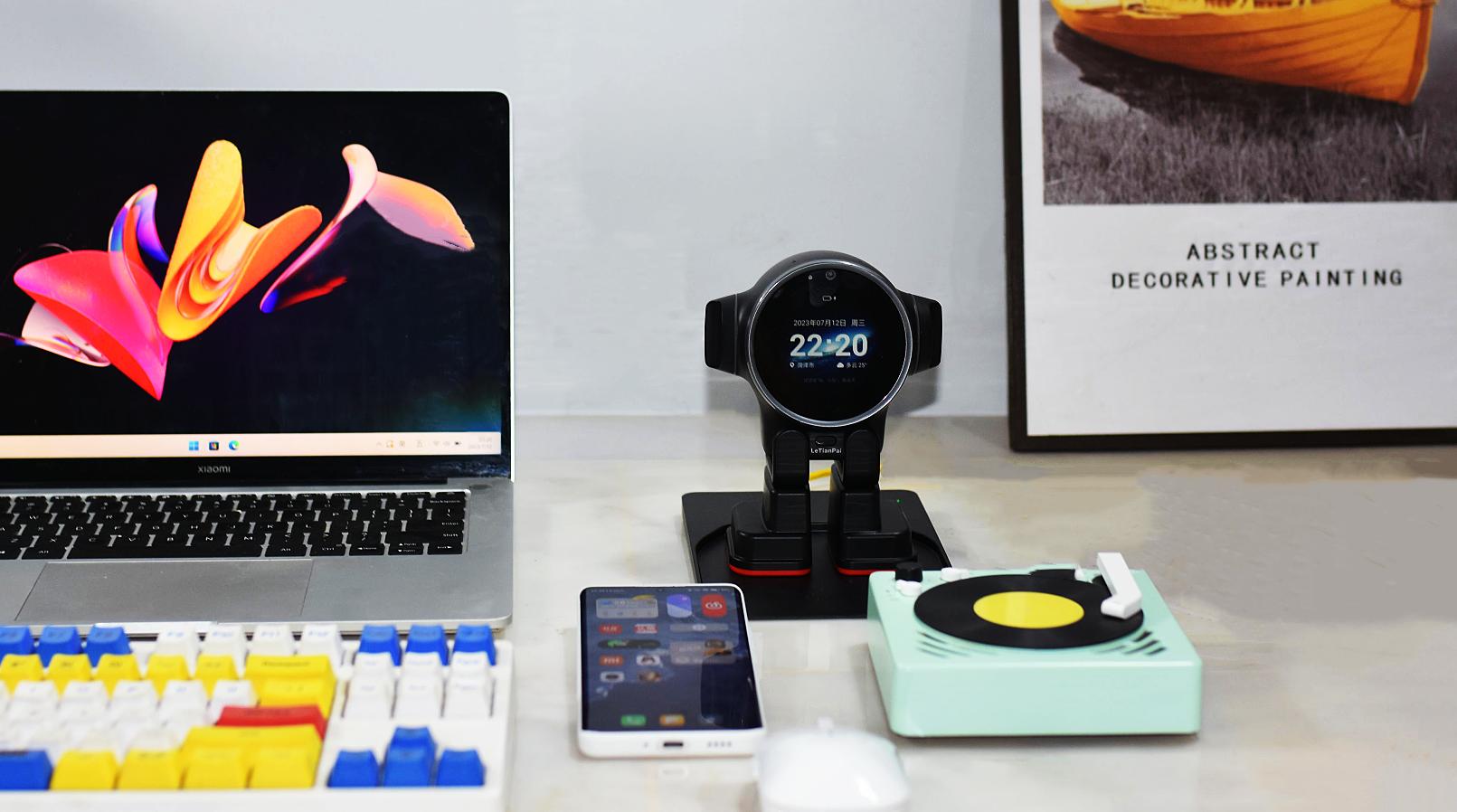 桌面人形机器人,乐天派和emo桌面机器人