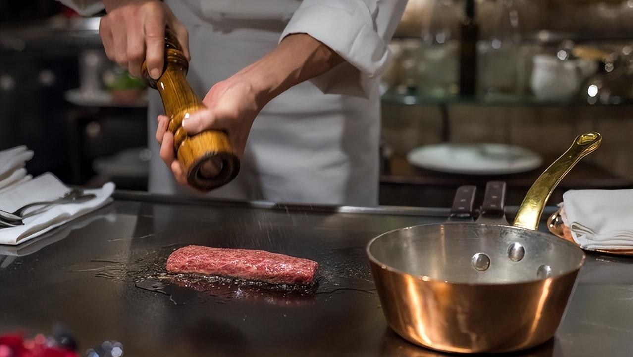 燃情铁板万物烧，烈焰闻香识味趣