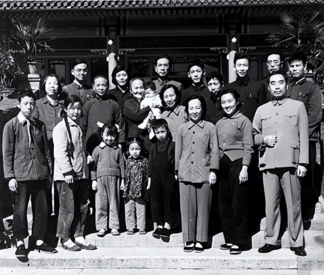 周总理去世前不断望向门口，护士疑问，后来才知他在等妻子*颖超邓**