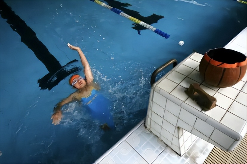 篮球女孩钱红艳车祸纪录片,失去双腿的篮球女孩钱红艳
