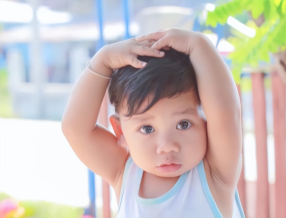 孩子爱搞小动作怎么管教,小孩有偷摸的行为怎么引导改正