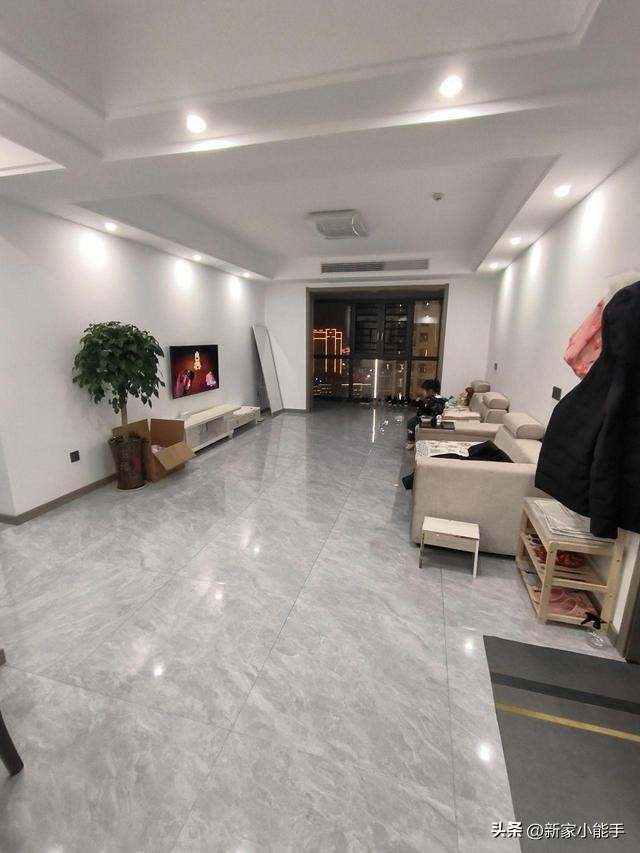 新房极简灰瓷砖搭配案例,深灰色瓷砖上墙轻奢风装修