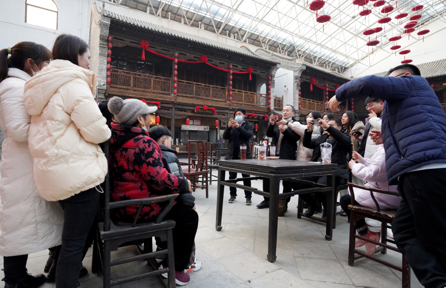 新春走基层就地过年别样的年味儿,新春走基层慰问演出暖意十足