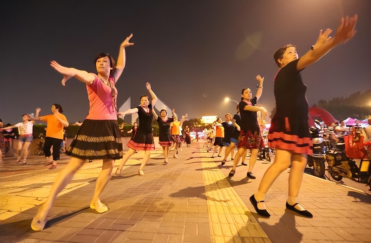 五十多岁骨头一碰就骨折,老人老摔跤是什么病的前兆