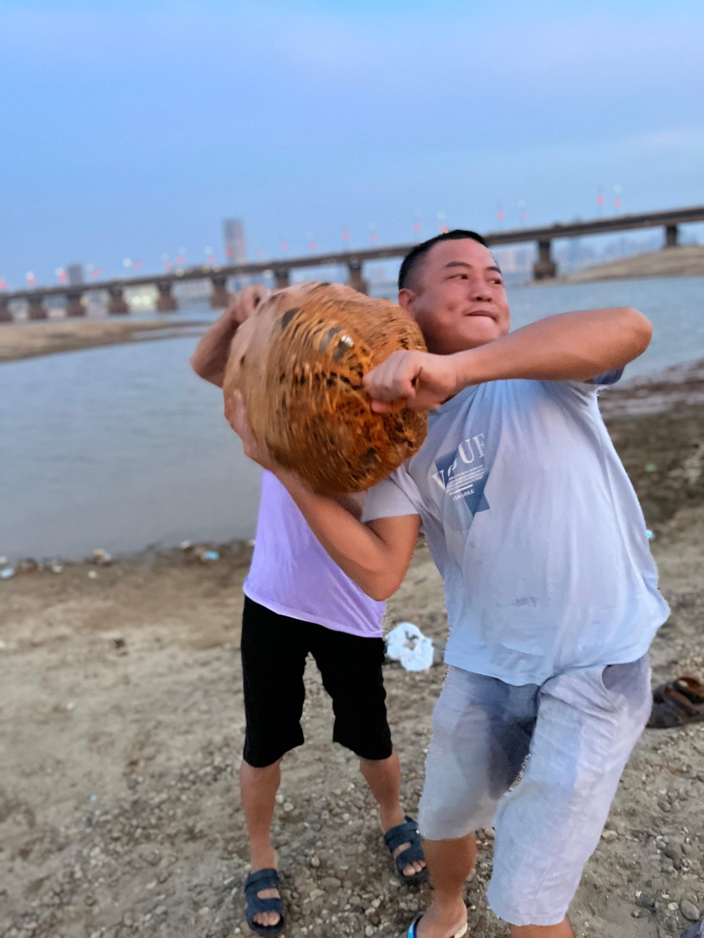 赣江捞河蚌,玩沙子的河边