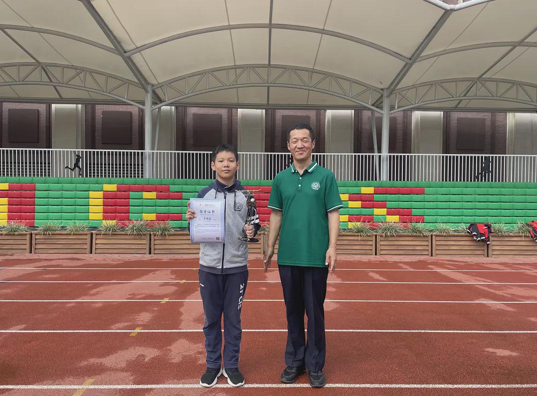 拿奖到手软的学生,拿奖状拿到手软