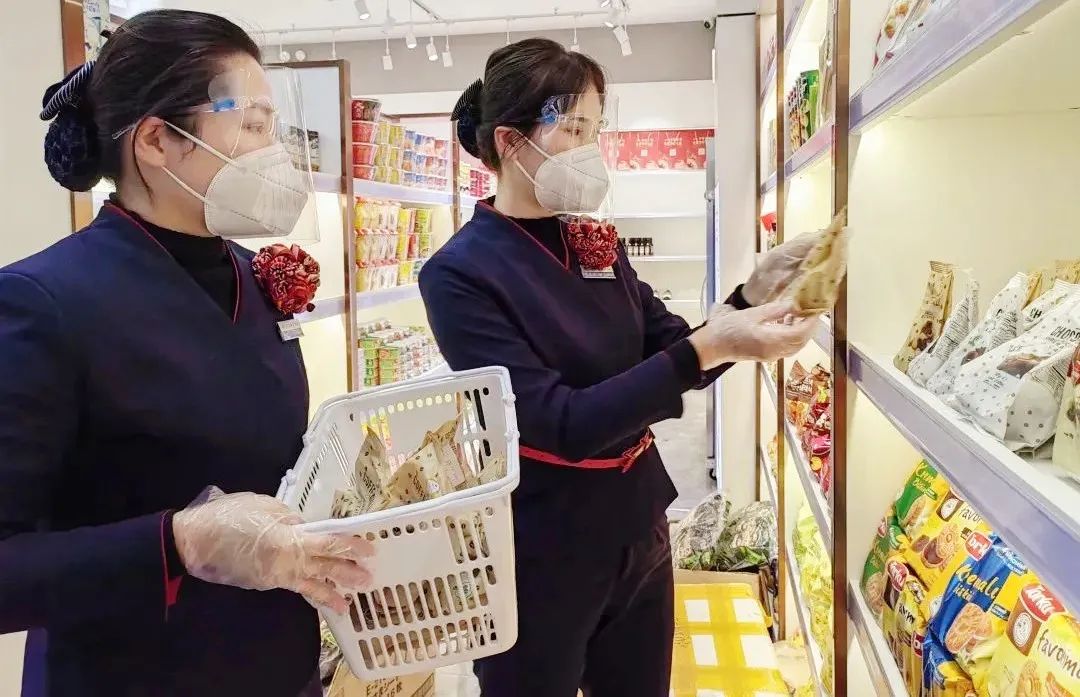 火车站卖高价商品合理吗,进口超市的化妆品为什么那么便宜