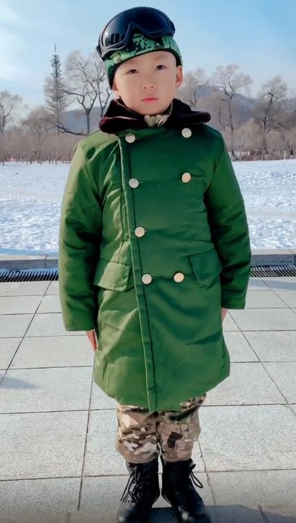 兵王小孩瞪大眼站军姿,五岁小孩军姿走红抖音