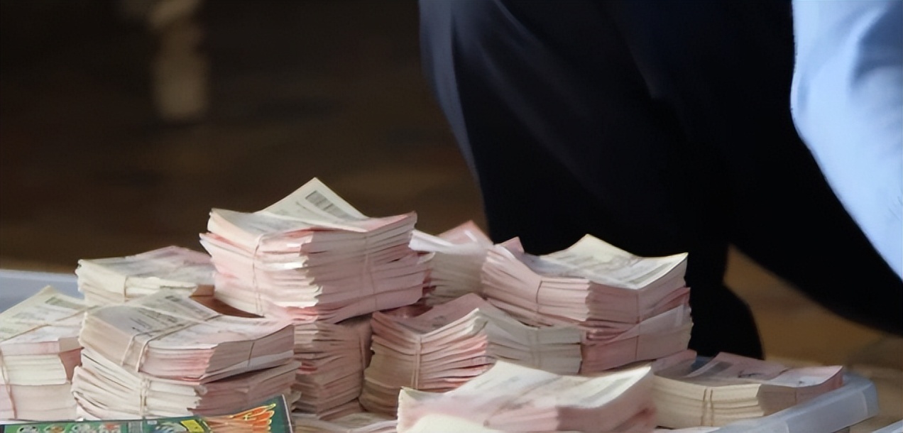 美国19岁小伙买彩票中了1千万,英国大叔买彩票中5800万