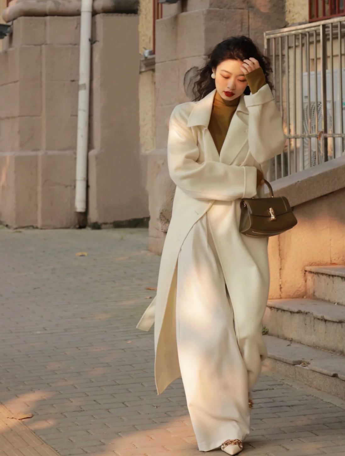 阔腿裤八分裤秋冬穿搭加格子大衣,阔腿裤开叉牛仔裤配什么外套洋气