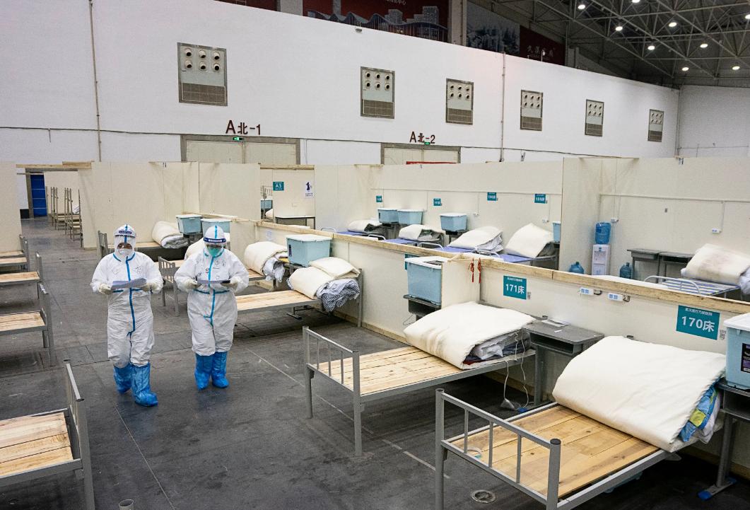 “我才18岁，你们想干什么啊？”女孩质问方舱工作人员，后续来了