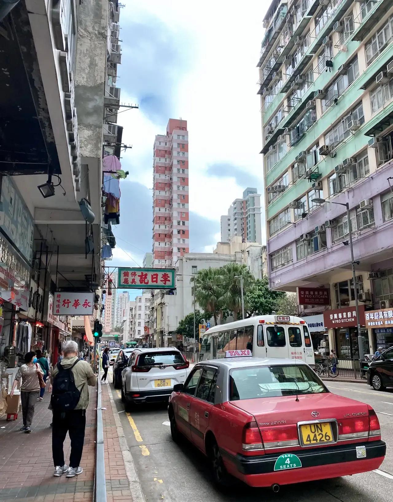 香港油麻地是繁华的“油尖旺”地区,港风浓郁,夜市有名