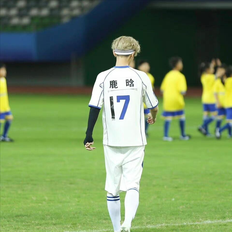 鹿晗和谁一起踢过球,鹿晗想和C罗梅西踢场球